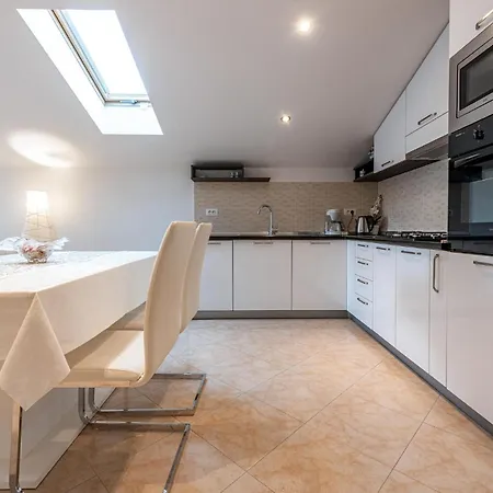 2 Bedroom Lovely Apartment In Zadar Apartment *