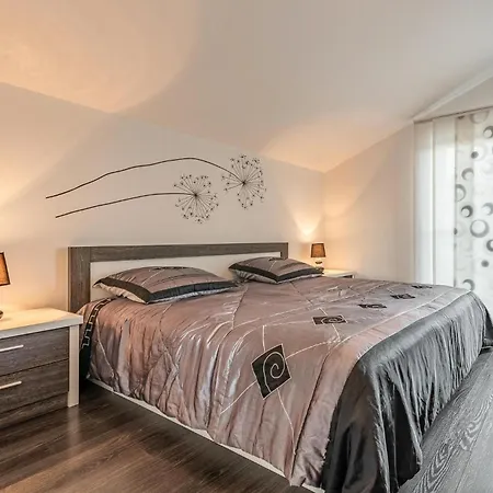 아파트 2 Bedroom Lovely In 자다르